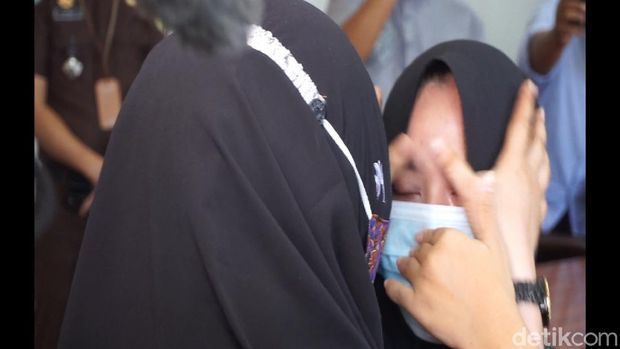 Anak, A (19), bersama ibu kandungnya, S (36), di kantor Kejaksaan Negeri (Kejari) Demak, Rabu (13/1/2021).