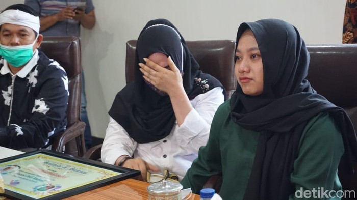 Anak, A (19), bersama ibu kandungnya, S (36), di kantor Kejaksaan Negeri (Kejari) Demak, Rabu (13/1/2021).
