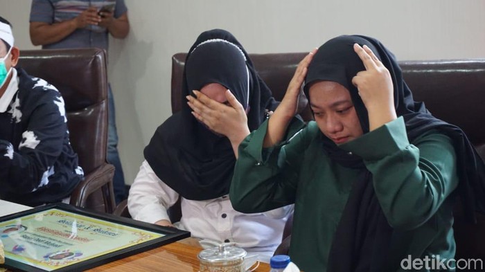 Anak A (19) bersama ibu kandungnya, S (36), di kantor Kejari Demak, Rabu (13/1/2021).
