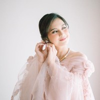 Tampil anggun dengan tata rambut sanggul, ia pun menambahkan aksesori kalung mutiara yang memberi sentuhan klasik dan tradisional pada penampilan. Sedangkan untuk makeup, wanita 23 tahun tersebut terlihat menerapkan sapuan warna pink lembut yang serasi dengan busana. Foto: Instagram @imagenic