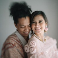 Sedangkan Indah Permatasari yang diketahui adalah seorang aktris film dan sinetron terlihat cantik dengan gaun rancangan Didiet Maulana. Bunga mawar pun menjadi aksen pada busana juga sanggul yang menambah kecantikan aktris sinetron Cintra Fitri dan film Dear Nathan: Thank You Salma ini. Foto: Instagram @imagenic