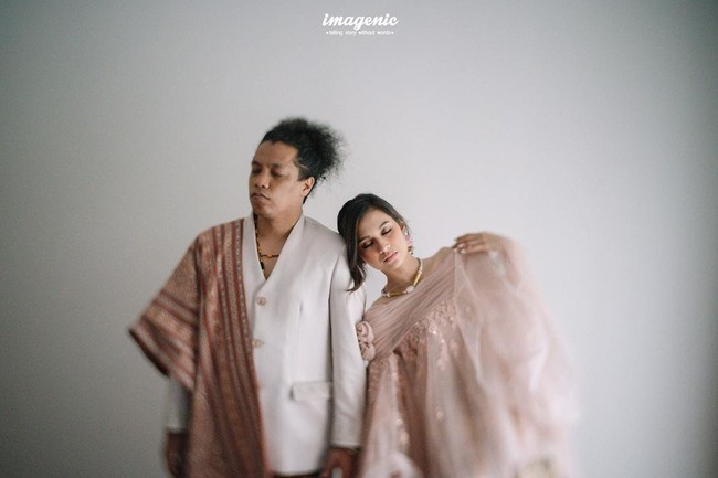 Mari berjalan bersama lalu kuat untuk menghalau segala rintangan, sampai tiada daya tubuh ini, tulis Indah. Foto: Instagram @imagenic