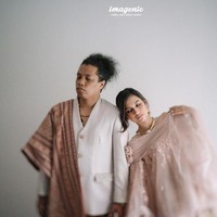 Mari berjalan bersama lalu kuat untuk menghalau segala rintangan, sampai tiada daya tubuh ini, tulis Indah. Foto: Instagram @imagenic