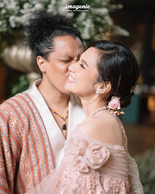 Pernikahan Arie dan Indah sayangnya masih terhalang restu orangtua. Ibu Indah dikatakan tidak menghadiri pernikahan anaknya. Foto: Instagram @imagenic