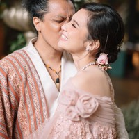 Pernikahan Arie dan Indah sayangnya masih terhalang restu orangtua. Ibu Indah dikatakan tidak menghadiri pernikahan anaknya. Foto: Instagram @imagenic