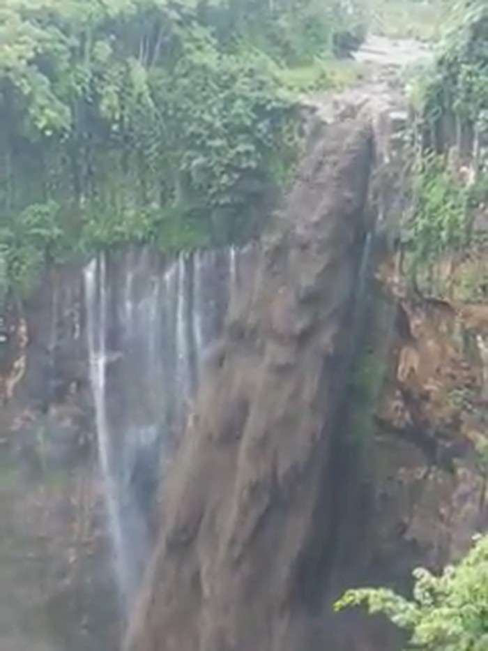 Hujan deras mengguyur kawasan Gunung Semeru. Banjir lahar hujan Gunung Semeru akhirnya mengalir ke sejumlah daerah aliran sungai (DAS).