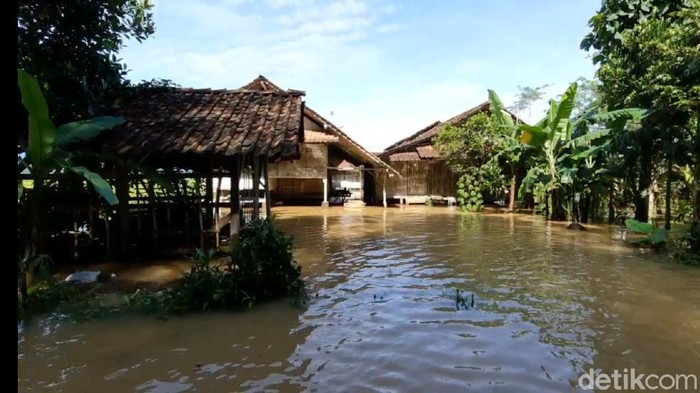 Banjir rendam puluhan rumah di Tasikmalaya akibat luapan sungai