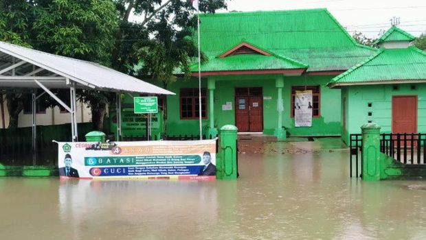 Banjir yang merendam Kantor Urusan Agama di Bangka akibat hujan sejak kemarin Selasa (12/1)  (ANTARA/Kasmono)