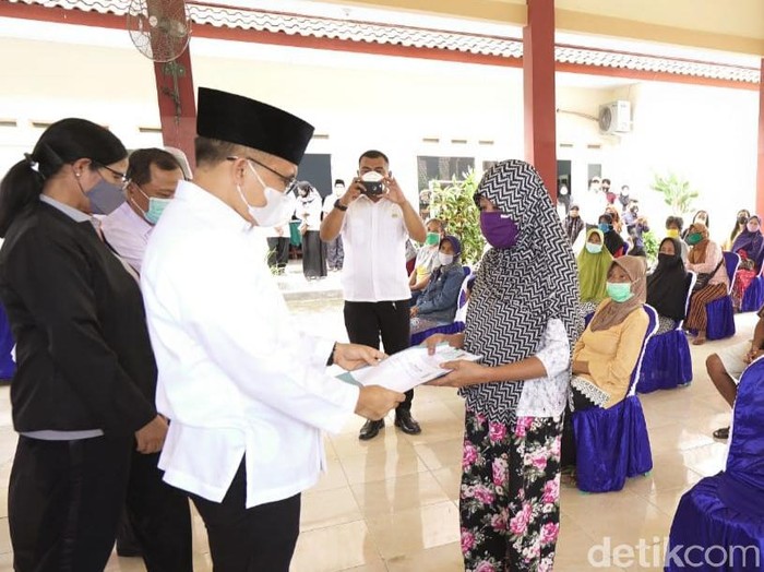 Sebanyak 46.721 keluarga penerima manfaat (KPM) di Banyuwangi mulai menerima Bantuan Sosial Tunai (BST) dari Kementerian Sosial (Kemensos). Total nilai bansos tahap 10 yang disalurkan ini mencapai Rp 14,16 miliar.