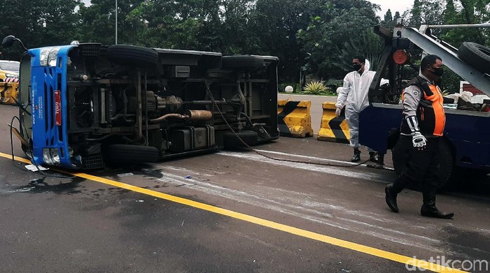 Sebuah bus yang mengangkut pasien COVID-19 terguling di ruas Tol Jagorawi, Kota Bogor. Tidak ada korban jiwa dalam kejadian tersebut.