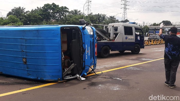 Sebuah bus yang mengangkut pasien COVID-19 terguling di ruas Tol Jagorawi, Kota Bogor. Tidak ada korban jiwa dalam kejadian tersebut.