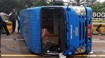 Bus Pengangkut Pasien COVID-19 Terguling di Tol Jagorawi