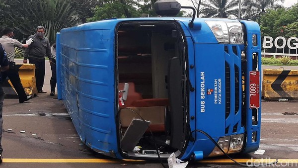 Bus Pengangkut Pasien COVID-19 Terguling di Tol Jagorawi