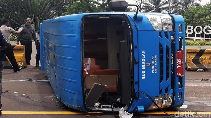 Bus Pengangkut Pasien COVID-19 Terguling di Tol Jagorawi Sebuah bus yang mengangkut pasien COVID-19 terguling di ruas Tol Jagorawi, Kota Bogor. Tidak ada korban jiwa dalam kejadian tersebut.