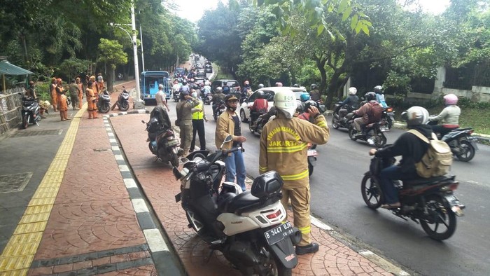 Ceceran bensin solar di permukaan Jalan Raya Lenteng Agung, akbatkan 3 pemotor terluka