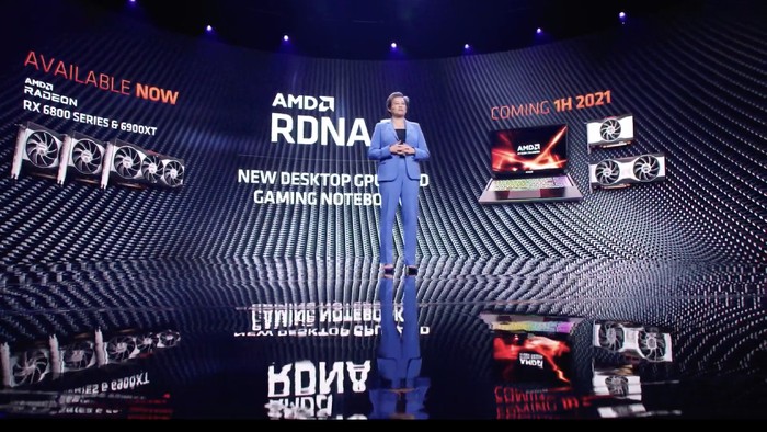 CEO AMD Lisa Su saat memamerkan RDNA 2 untuk laptop