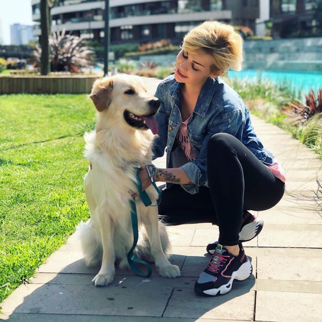 Ceylan kemudian berhasil kabur di 2017. Setelah empat tahun bebas dari sekte Harun Yahya, wanita berambut pendek itu kini merasa hidupnya lebih bermakna dan bahagia.  Foto: dok. Instagram