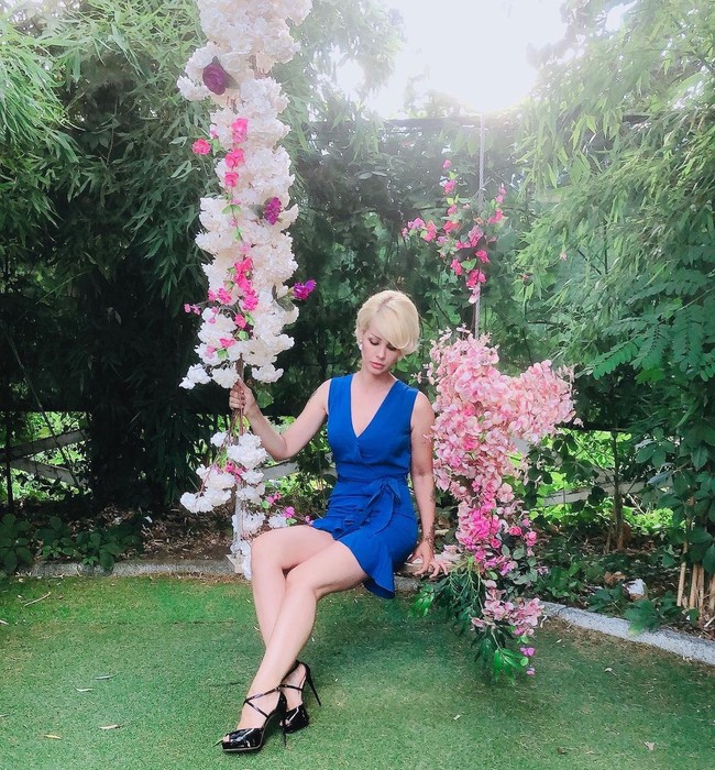 Tampilan makeupnya tidak semenor dulu. Tidak ada lagi eyeliner tebal dan lipstik pink yang menor, khas kittens, sebutan wanita pendamping Harun Yahya.  Foto: dok. Instagram