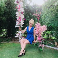 Tampilan makeupnya tidak semenor dulu. Tidak ada lagi eyeliner tebal dan lipstik pink yang menor, khas kittens, sebutan wanita pendamping Harun Yahya.  Foto: dok. Instagram