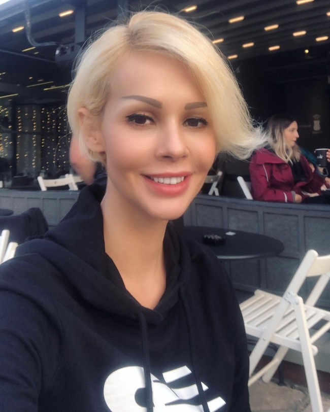 Apakah orang bisa dikatakan sebagai bebas jika mereka tidak diizinkan ke toko untuk belanja selama 20 tahun? Jika mereka tidak bisa pergi sendiri untuk beli obat di apotek? Jika mereka bahkan tidak tahu Lira Turki (mata uang Turki) bentuknya telah berubah sejak bertahun-tahun lalu? tulis Ceylan di Instagramnya.  Foto: dok. Instagram