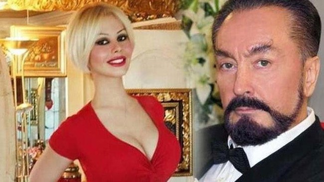 Beginilah penampilan Ceylan dulu. Dia dipaksa menggunakan pakaian seksi dengan makeup menor yang diminta oleh Harun Yahya.  Foto: dok. Instagram