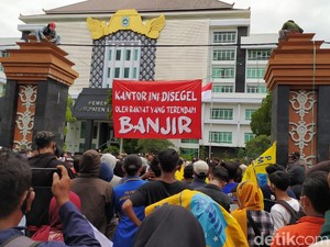 Warga dan Mahasiswa Segel Pemkab Lamongan yang Tak Becus Tangani Banjir
