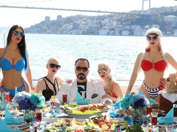 Dibui Seribu Tahun, Ini Foto-foto Harun Yahya Dikelilingi Para Wanita Adnan Oktar alias Harun Yahya dihukum 1.075 tahun penjara atas kejahatan seksnya. Ia terbukti memperkosa para pengikutnya atau dikenal dengan sebutan kittens.