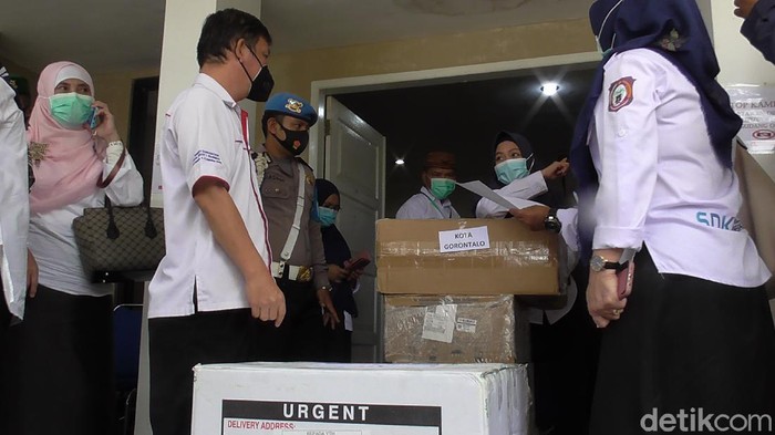 Distribusi vaksin COVID-19 di Gorontalo (Ajis/detikcom).