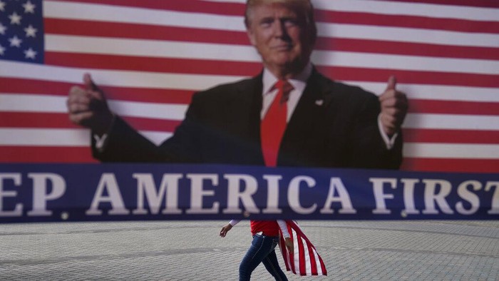 House of Representatives (HOR) atau DPR AS mulai mempertimbangkan pemakzulan kedua Donald Trump. Ia secara resmi dituduh menghasut pemberontakan dan penyerbuan para pendukungnya di gedung parlemen, Capitol Hill, Rabu (6/1/2021) lalu.