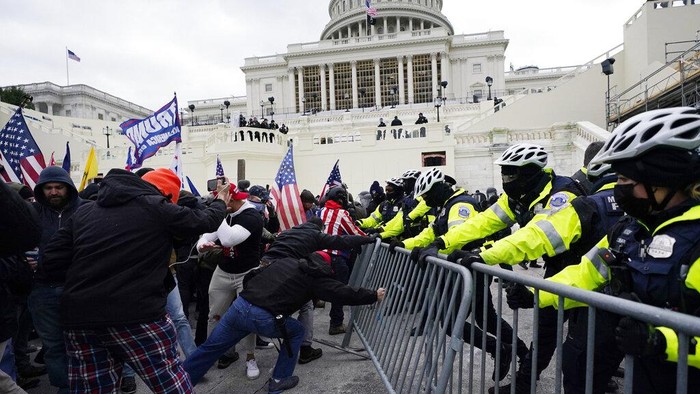 House of Representatives (HOR) atau DPR AS mulai mempertimbangkan pemakzulan kedua Donald Trump. Ia secara resmi dituduh menghasut pemberontakan dan penyerbuan para pendukungnya di gedung parlemen, Capitol Hill, Rabu (6/1/2021) lalu.