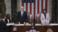 Sebelumnya, DPR AS menekan Wakil Presiden AS, Mike Pence, mengenai resolusi penggunaan Amandemen ke-25 Konstitusi AS untuk memberhentikan Trump dari jabatannya sebelum pelantikan Joe Biden pada 20 Januari. AP Photo/J. Scott Applewhite   Sebelumnya, DPR AS menekan Wakil Presiden AS, Mike Pence, mengenai resolusi penggunaan Amandemen ke-25 Konstitusi AS untuk memberhentikan Trump dari jabatannya sebelum pelantikan Joe Biden pada 20 Januari. AP Photo/J. Scott Applewhite