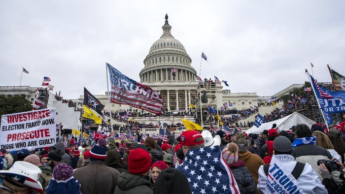 House of Representatives (HOR) atau DPR AS mulai mempertimbangkan pemakzulan kedua Donald Trump. Ia secara resmi dituduh menghasut pemberontakan dan penyerbuan para pendukungnya di gedung parlemen, Capitol Hill, Rabu (6/1/2021) lalu.