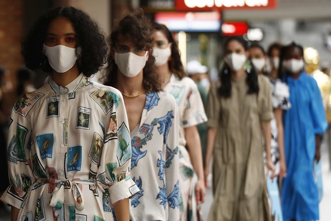 Melbourne Fashion Week 2021 menggelar peragaan busana di masa pandemi Corona. Para model pun fashion show di jalan dengan memakai masker. Foto: Getty Images.