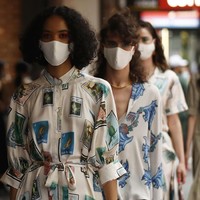 Melbourne Fashion Week 2021 menggelar peragaan busana di masa pandemi Corona. Para model pun fashion show di jalan dengan memakai masker. Foto: Getty Images.