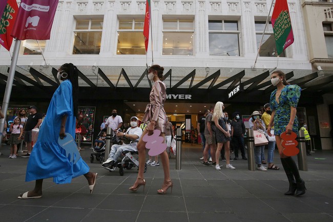 Melbourne Fashion Week 2021 menggelar peragaan busana di masa pandemi Corona. Para model pun fashion show di jalan dengan memakai masker.  Foto: Getty Images.