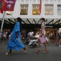 Melbourne Fashion Week 2021 menggelar peragaan busana di masa pandemi Corona. Para model pun fashion show di jalan dengan memakai masker.  Foto: Getty Images.