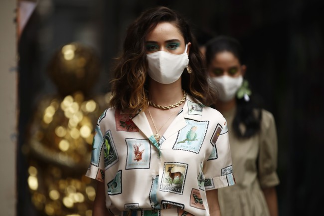 Melbourne Fashion Week 2021 menggelar peragaan busana di masa pandemi Corona. Para model pun fashion show di jalan dengan memakai masker.  Foto: Getty Images.