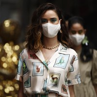 Melbourne Fashion Week 2021 menggelar peragaan busana di masa pandemi Corona. Para model pun fashion show di jalan dengan memakai masker.  Foto: Getty Images.