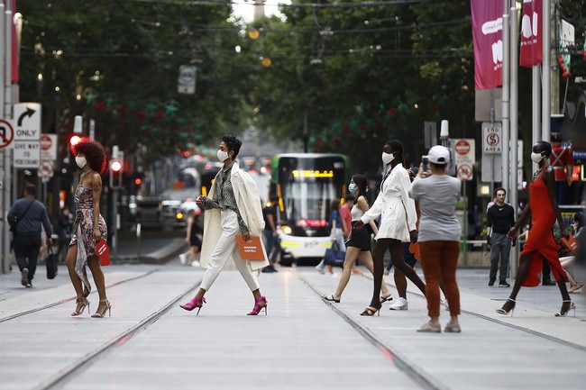 Melbourne Fashion Week 2021 menggelar peragaan busana di masa pandemi Corona. Para model pun fashion show di jalan dengan memakai masker.  Foto: Getty Images.