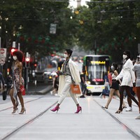 Melbourne Fashion Week 2021 menggelar peragaan busana di masa pandemi Corona. Para model pun fashion show di jalan dengan memakai masker.  Foto: Getty Images.