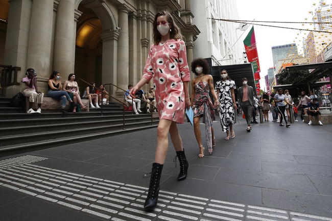 Melbourne Fashion Week 2021 menggelar peragaan busana di masa pandemi Corona. Para model pun fashion show di jalan dengan memakai masker.  Foto: Getty Images.