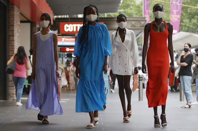 Melbourne Fashion Week 2021 menggelar peragaan busana di masa pandemi Corona. Para model pun fashion show di jalan dengan memakai masker. Foto: Getty Images.