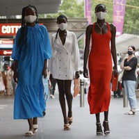 Melbourne Fashion Week 2021 menggelar peragaan busana di masa pandemi Corona. Para model pun fashion show di jalan dengan memakai masker. Foto: Getty Images.