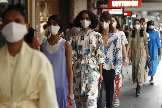 Melbourne Fashion Week 2021 menggelar peragaan busana di masa pandemi Corona. Para model pun fashion show di jalan dengan memakai masker.  Foto: Getty Images.