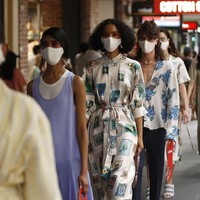 Melbourne Fashion Week 2021 menggelar peragaan busana di masa pandemi Corona. Para model pun fashion show di jalan dengan memakai masker.  Foto: Getty Images.