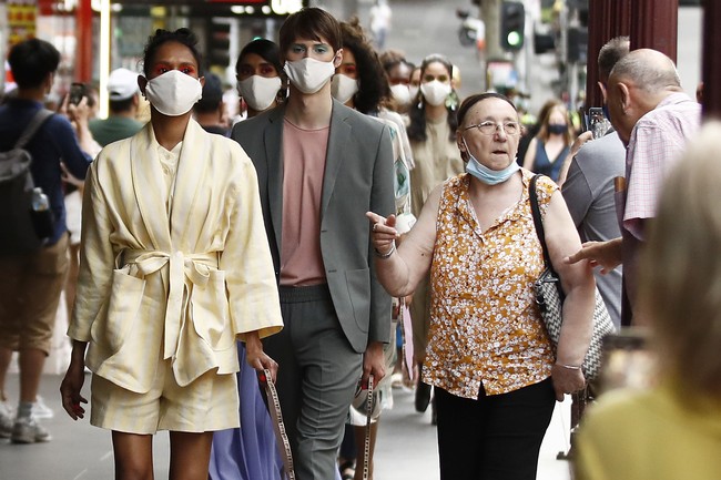 Melbourne Fashion Week 2021 menggelar peragaan busana di masa pandemi Corona. Para model pun fashion show di jalan dengan memakai masker. Foto: Getty Images.