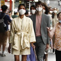 Melbourne Fashion Week 2021 menggelar peragaan busana di masa pandemi Corona. Para model pun fashion show di jalan dengan memakai masker. Foto: Getty Images.