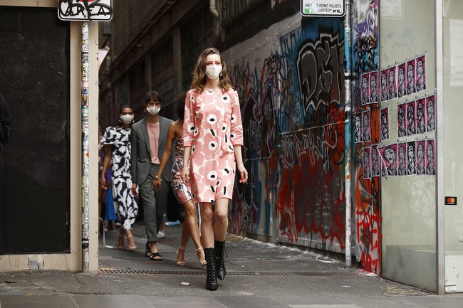 Melbourne Fashion Week 2021 menggelar peragaan busana di masa pandemi Corona. Para model pun fashion show di jalan dengan memakai masker.  Foto: Getty Images.