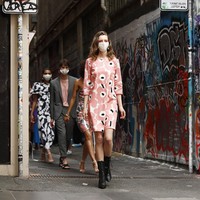 Melbourne Fashion Week 2021 menggelar peragaan busana di masa pandemi Corona. Para model pun fashion show di jalan dengan memakai masker.  Foto: Getty Images.