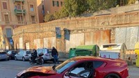 Ferrari 812 Superfast ditinggal, sedangkan dirinya menjalani sesi latihan bersama tim Genoa, di Liguria pada Senin (10/1/2021). Foto: Twitter @alex_piace